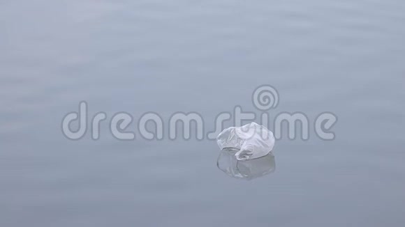 漂浮在干净的湖泊河流海洋或海水中的脏塑料袋塑料废料塑料污染开始视频的预览图