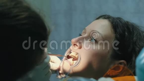 拜访牙医安装支架系统正畸医生矫正固定支架并在牙科中观察视频的预览图