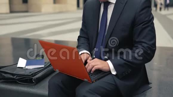穿着正装的男人在笔记本电脑上工作视频的预览图