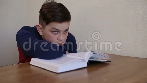 男孩一边读书一边做梦视频的预览图