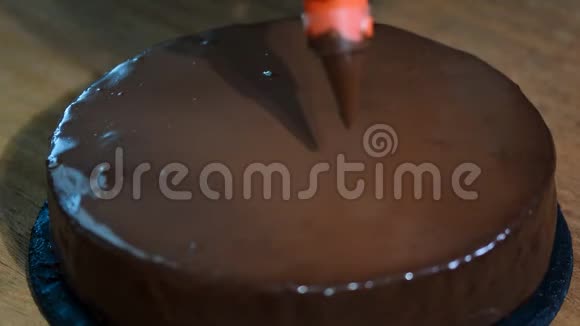 巧克力蛋糕Sacher在木桌上视频的预览图