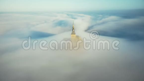 在诺曼底无人机从飘渺的圣米歇尔山城堡尖顶起飞被大气中的日出薄雾笼罩视频的预览图