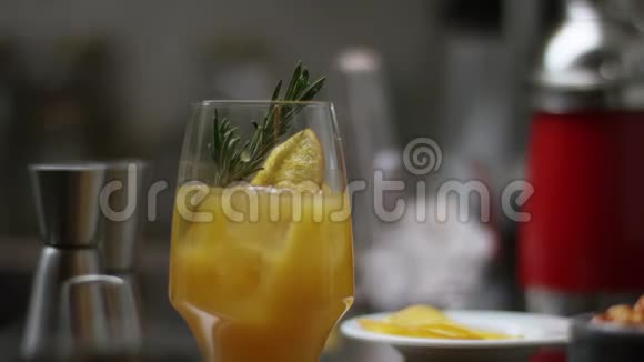 酒保在现代酒吧准备鸡尾酒巴门搅拌浇筑4橙汁的甜味很流行视频的预览图