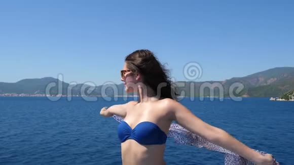 暑假年轻的女士戴着太阳镜和泳装享受海上休息和布蝇视频的预览图