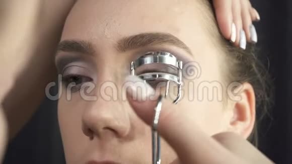 美容师用睫毛钳视频的预览图