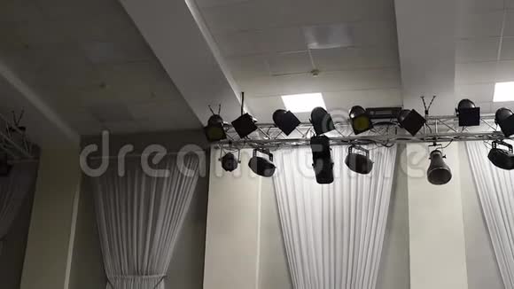 安装在墙上的电气照明产生了一种暗光视频的预览图