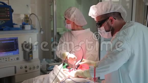 外科医生做手术光动力疗法一种治疗癌症的方法视频的预览图
