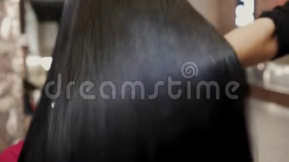美丽的长发美丽的女人有着豪华的直黑色头发黑发模特女孩健康的头发夫人视频的预览图