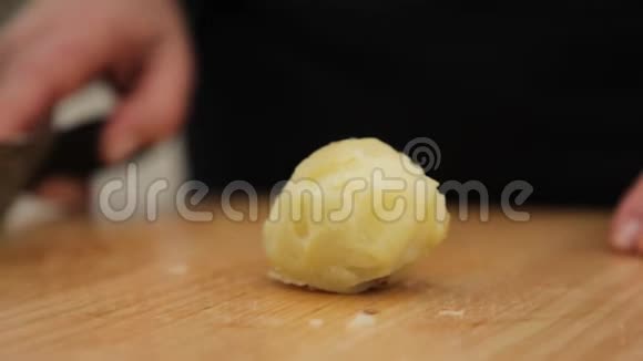 把土豆切成四分之一视频的预览图