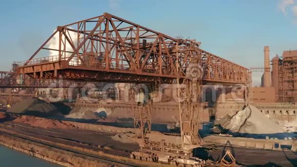 工业工作起重机桥4k摄像机运动视图视频的预览图