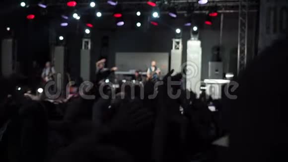 慢镜头背景观众挥舞手臂不同方向举起手摇滚乐队音乐厅视频的预览图