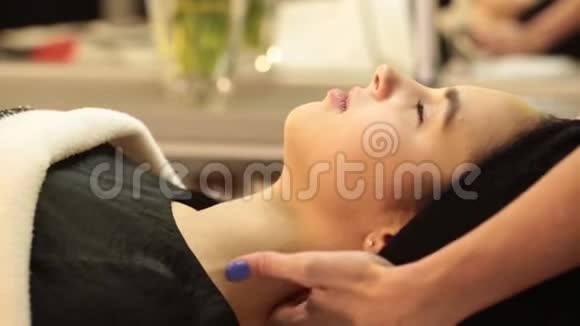 水疗程序美容程序女人做颈部和下巴按摩视频的预览图
