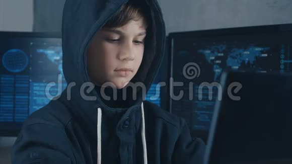 年轻的天才黑客程序员在引擎盖里工作在数据中心的电脑里充满了显示屏视频的预览图