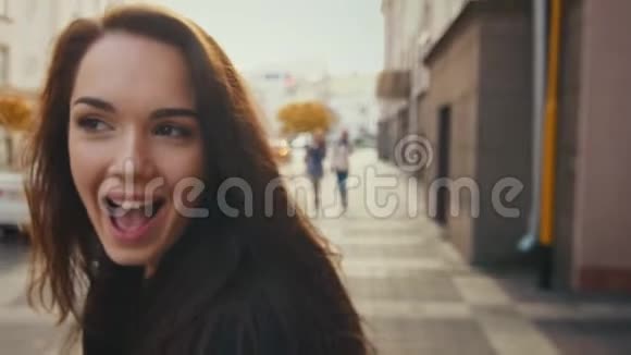 穿着休闲服装的微笑模特走在秋天的城市视频的预览图