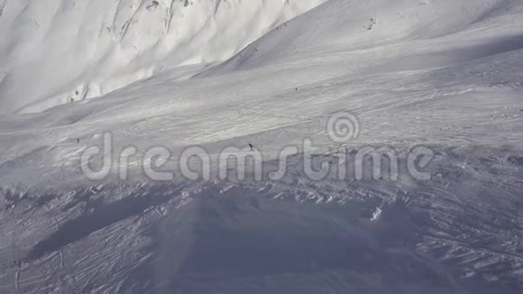 滑雪板在山顶开始下降之前生活方式视频的预览图