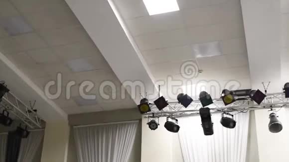 安装在墙上的电气照明产生了一种暗光视频的预览图