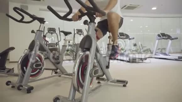 勤奋的运动员训练旋转运动自行车视频的预览图