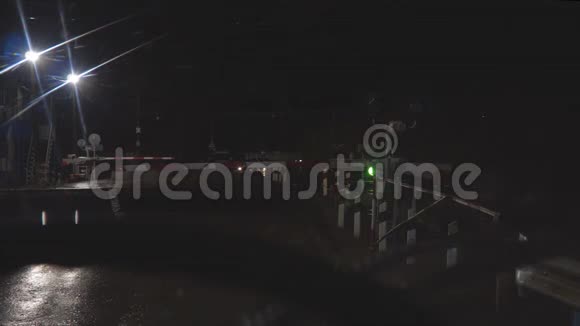 铁路道口的交通灯在夜间闪烁着红色视频的预览图