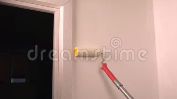 长柄滚筒刷涂墙面视频的预览图