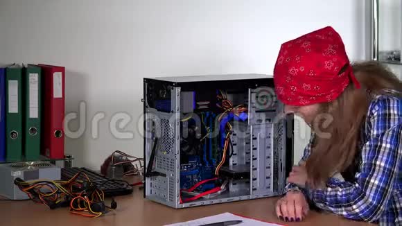 熟练的计算机服务工人妇女拆卸和检查内存板视频的预览图