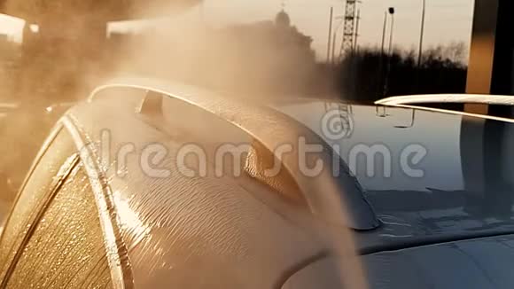 洗车超慢动作汽车上溅起的水被打破了日落时分的阳光照进了房间视频的预览图