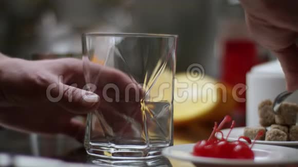 酒保在现代酒吧准备鸡尾酒巴门搅拌浇筑4橙汁的甜味很流行视频的预览图