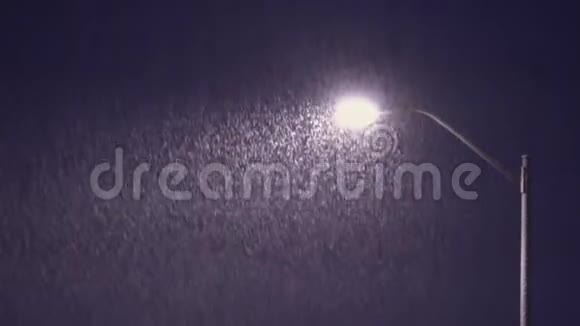 雪花落在路灯的背景下冬夜在灯光下拍摄视频的预览图