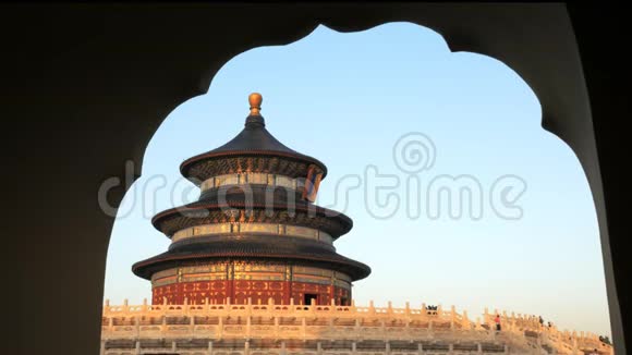 中国天坛的日落景色由一座拱门构成视频的预览图