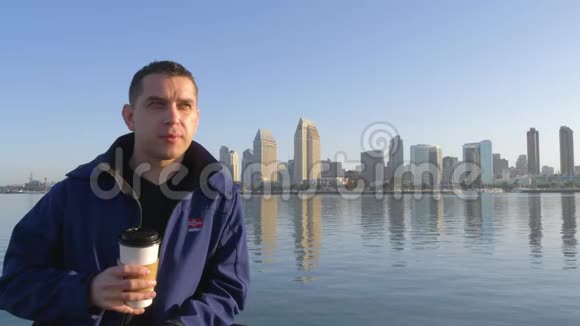 早上在圣地亚哥喝咖啡的男人视频的预览图