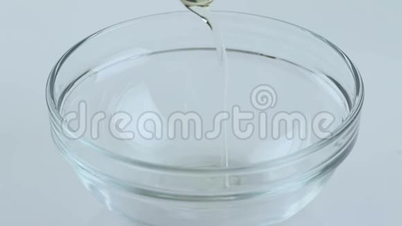 黄蛋在透明的碗中溅落下来概念视频的预览图