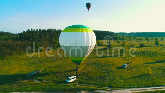 日落时起飞的气球夏天日落时从草地上起飞的气球还有空中的气球视频的预览图