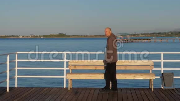 在海港散步的人站在海上码头的成人肖像视频的预览图