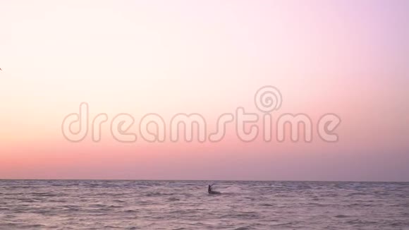 慢镜头拍摄一个孤独的风筝在海上跳跃视频的预览图