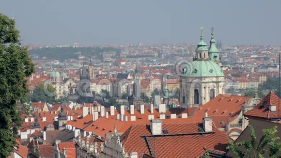 布拉格城市的全景红色屋顶和教堂圆顶视频的预览图