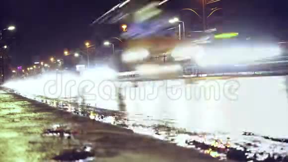 湿漉漉的车络绎不绝公路交通汽车的光线视频的预览图