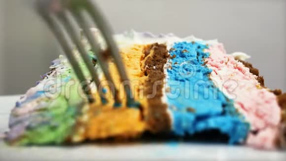 特写吃五颜六色的生日蛋糕视频的预览图