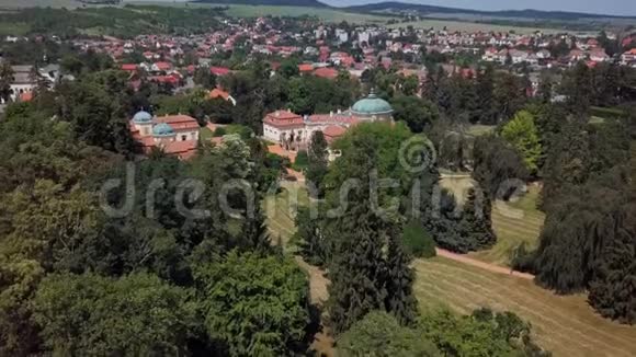 捷克共和国布克洛维奇城堡周围飞行视频的预览图