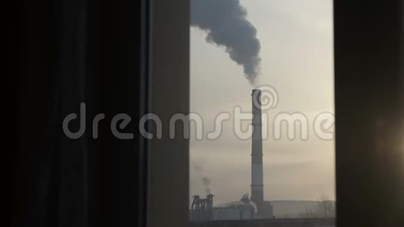 烟囱冒烟的城管窗外的景色视频的预览图