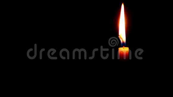 黑暗背景下的一根蜡烛视频的预览图