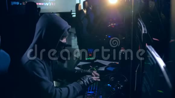 男性黑客用电脑工作网络攻击概念视频的预览图