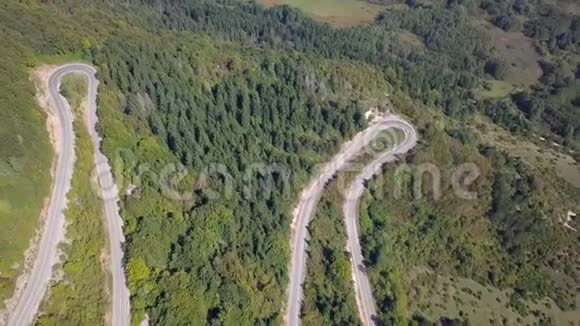 鸟瞰蛇形山路克罗地亚顶部视图视频的预览图