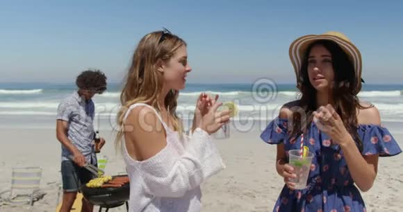 喝着酒的年轻女子相互交谈4k视频的预览图