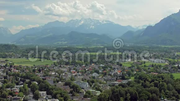 萨尔茨堡独特的自然从费斯顿斯堡山俯瞰城市和高山视频的预览图