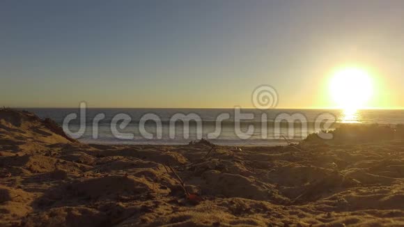 海滩上的小沙丘视频的预览图