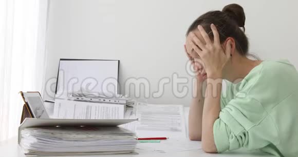 精疲力竭的妇女在办公室工作视频的预览图