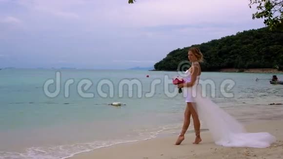 新娘站在海滩上视频的预览图