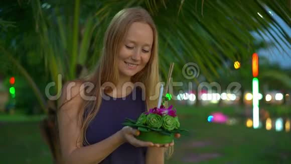 一位年轻貌美的女士手中拿着一只克拉通在一个庆祝洛伊克拉通节日的慢镜头中视频的预览图