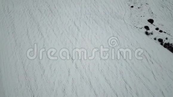 鸟瞰雪覆盖的田野视频的预览图