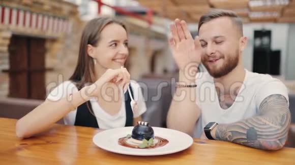 那个家伙在和那个女孩调情一对夫妇在咖啡馆里笑相识和约会视频的预览图