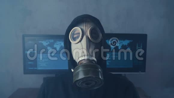 黑客在黑暗数据中心的防毒面具上的肖像充满了烟雾后萝卜世界视频的预览图